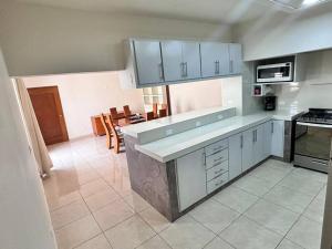 Amplia casa cerca malecón