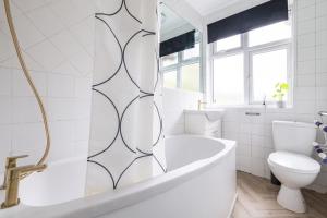 Minimalist 4 bedroom house in central Luton