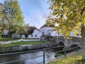 Chaloupka u Mostu sv Jana v centru Vodňan