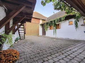 Chaloupka u Mostu sv Jana v centru Vodňan