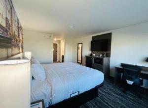 King Room room in Clarion Pointe Milwaukee Airport