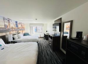 Queen Room room in Clarion Pointe Milwaukee Airport
