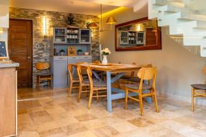 Family Condo with 3 Bedrooms Pool & Hot tub