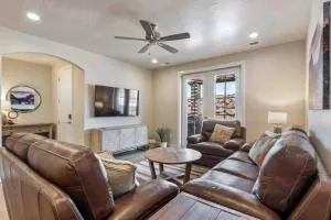 Desert Retreat with BBQ Garage Fire Pit Games - 华盛顿