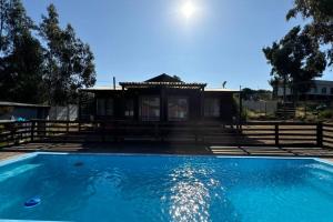 Cabaña con piscina y tinaja