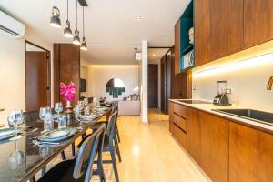 Lux 2BR with Rooftop Pool, Spa, Gym, Kids Playroom