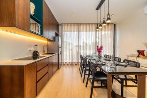 Lux 2BR with Rooftop Pool, Spa, Gym, Kids Playroom