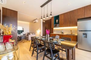 Lux 2BR with Rooftop Pool, Spa, Gym, Kids Playroom