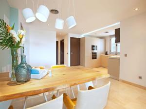 Spacious apartment with garden