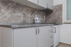 Apartments with parking space Krvavica, Makarska - 23540