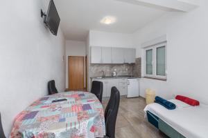 Apartments with parking space Krvavica, Makarska - 23540