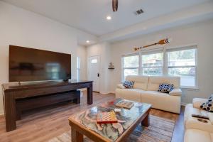 2 Mi to Lake Conroe Access: Home w/ Pool Table!