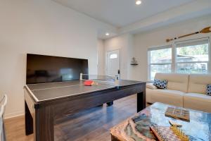 2 Mi to Lake Conroe Access Home with Pool Table!