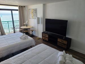 Lovely ocean-view condo right on the beach SC12