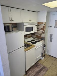 Lovely ocean-view condo right on the beach SC12