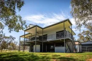 Leni's Retreat - Morgan