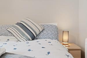 1 bed, close to Train Station & Common Park, sleeps 3