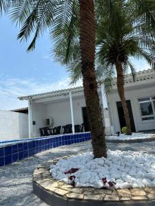 Casa temporada 02 dormitórios com ar condicionado e piscina Guarujá