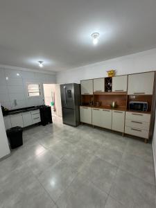 Casa temporada 02 dormitórios com ar condicionado e piscina Guarujá