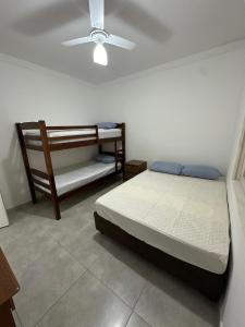 Casa temporada 02 dormitórios com ar condicionado e piscina Guarujá