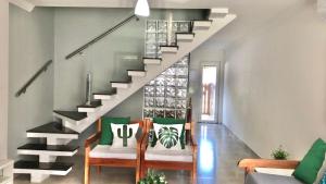 Casa com piscina, churrasqueira e estacionamento