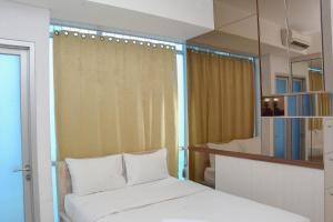 Nice and Comfy Studio Apartment Capitol Park Residence By Travelio