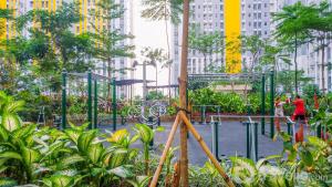 Modern 2BR Apartment for 4 Pax at Springlake Summarecon By Travelio
