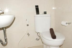 Homey and Cozy Studio Apartment at Elvis Tower By Travelio