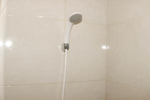 Homey and Cozy Studio Apartment at Elvis Tower By Travelio