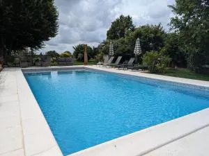 Charmante Chambre d'Hôtes avec Piscine Chauffée et Terrasse Privative dans le Parc de la Brenne - FR-1-591-597 - 克勒兹河畔伊泽尔