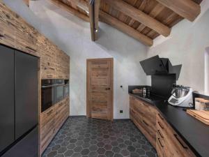 Chalet Méribel Village - 14 pers, jacuzzi, sauna, parking - FR-1-566-73