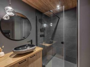 Chalet Méribel Village - 14 pers, jacuzzi, sauna, parking - FR-1-566-73