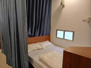 Giường Đơn Trong Phòng Nghỉ Tập Thể Cho Cả Nam Và Nữ (Single Bed in Mixed Dormitory Room)