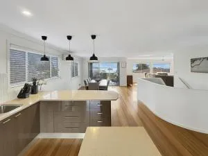 4-Bed Coastal Escape with Water & Garden Views - Batehaven