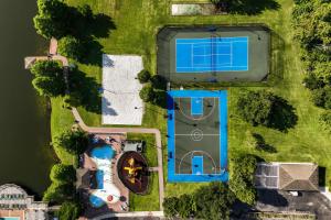 Amazing family townhouse minutes from the parks