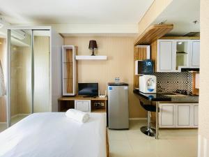 Spacious Studio Room Apartment at Parahyangan Residence By Travelio