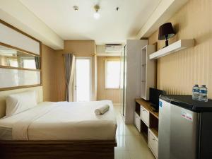 Spacious Studio Room Apartment at Parahyangan Residence By Travelio