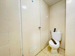 Spacious Studio Room Apartment at Parahyangan Residence By Travelio