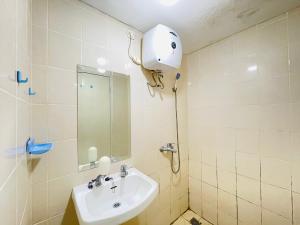 Spacious Studio Room Apartment at Parahyangan Residence By Travelio