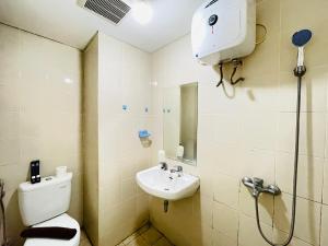 Spacious Studio Room Apartment at Parahyangan Residence By Travelio