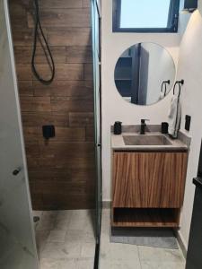 Loft con calefacción, 7min de Poliforum, cochera techada y portón