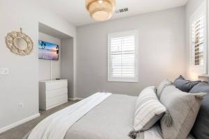 GOODE HOMES Luxury Villa with Community Pool and Spa