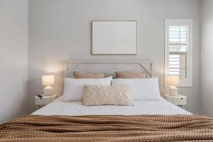 GOODE HOMES Luxury Villa with Community Pool and Spa