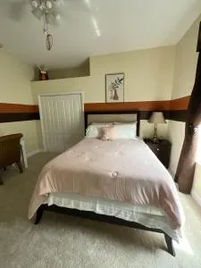 Peaceful Lakefront Home - 泽弗希尔斯