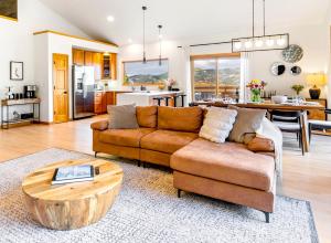 Epic Views - Hot Tub - Starlink Internet - Dogs OK