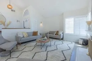 Hilltop Home with Private Pool and Spa - غرانادا هيلز