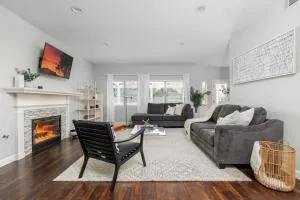 GOODE HOMES Luxury Modern Home with Jacuzzi - Lake Hughes