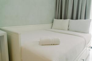 Minimalist and Homey Studio at Sky House BSD Apartment By Travelio