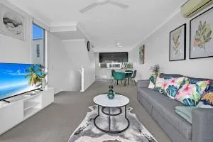 Water View Modern Three-level Townhouse in Carrara - 黄金海岸