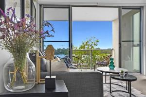 Water View Modern Three-level Townhouse in Carrara